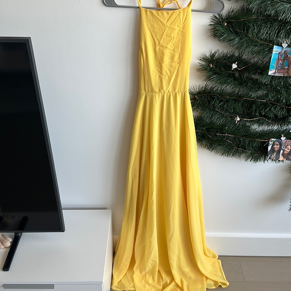 Beautiful gown for those spring/ summer- fall weddings! Lulus - size M - Picture 1 of 7